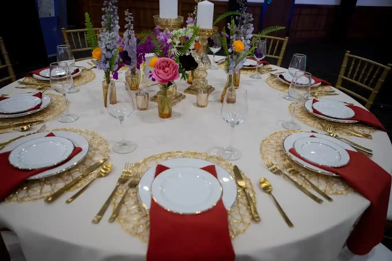 Elegant wedding table setting — gold chargers and fresh florals